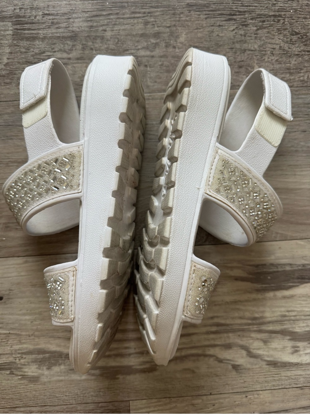 Skechers White Beaded Slingback Luxe Foam Sandals size 7 - Picture 3 of 8